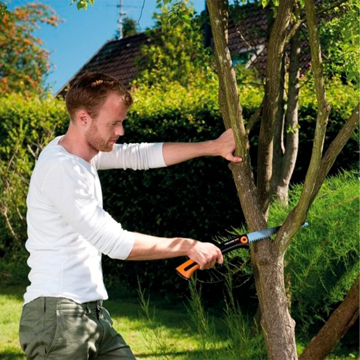 Seghetto da potatura Fiskars Xtract L SW75 con lama retrattile all'interno del manico - immagine 3