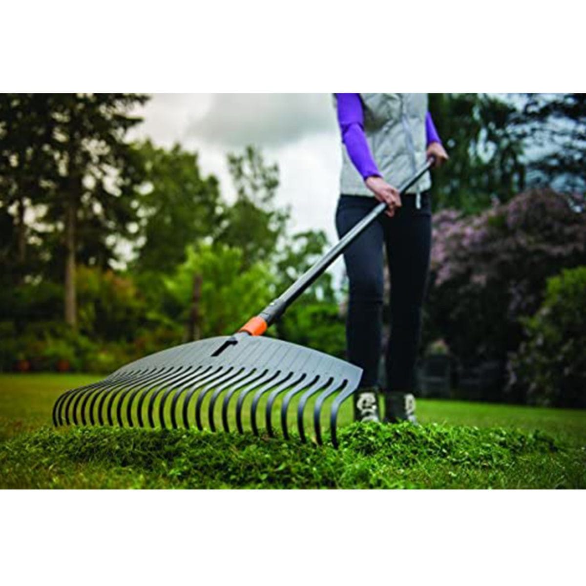 Scopa per foglie Fiskars QuikFit con 25 denti flessibili in materiale plastico PBT - immagine 2