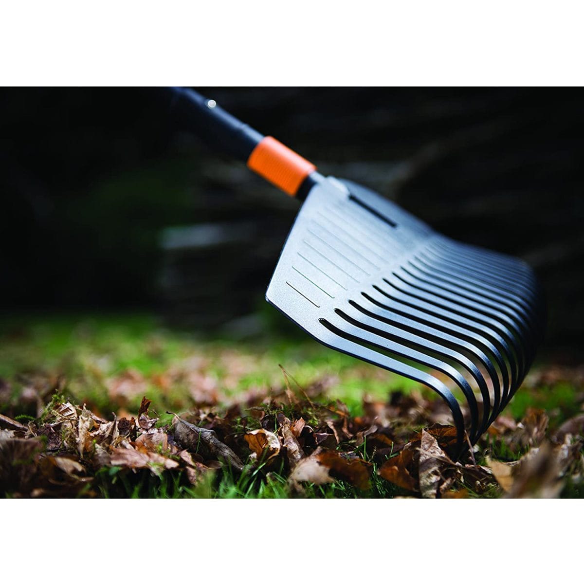 Scopa per foglie Fiskars QuikFit con 25 denti flessibili in materiale plastico PBT - immagine 3