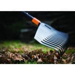 Scopa per foglie Fiskars QuikFit con 25 denti flessibili in materiale plastico PBT - immagine 3